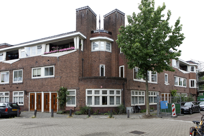 914438 Gezicht op de hoek van de Paulus Potterstraat (links) en de Hobbemastraat (rechts) te Utrecht.